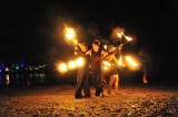 vuurshow tijdens festival op het strand